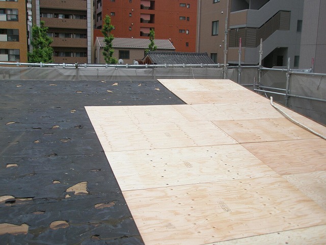 守山区で葺き替え工事に伴い既存カラーベスト解体後に野地板と防水シートを設置、新規屋根材を設置する前準備